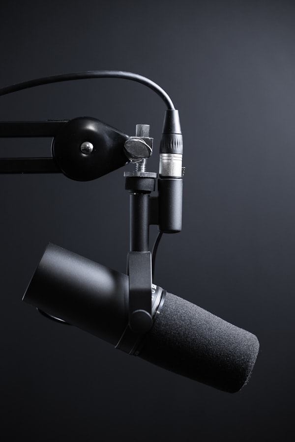 Installation de microphones professionnels pour enregistrement de podcast